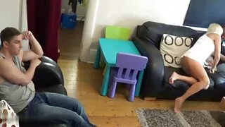 দুষ্টু স্বর্ণকেশী পরিশ্রমী পা দিয়ে মোরগ ঝাঁকুনি এবং তথা ব্লু ফিল্ম সেক্স ভিডিও জন্য অপেক্ষা