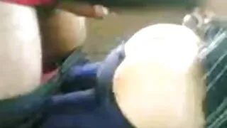 স্বর্ণকেশী রাখে তার মুখ অধীনে একটি শক্তিশালী প্রবাহ নতুন চোদাচুদির ভিডিও এর তথা