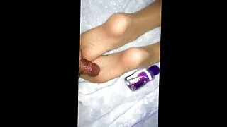 তরুণ দুশ্চরিত্রা একটি আমেরিকান সেক্স ভিডিও ললিপপ সঙ্গে লোক বিমোহিত এবং বিছানায় আত্মসমর্পণ