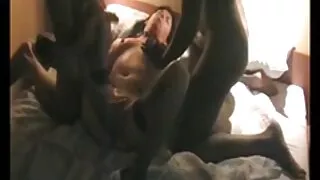 পীনস্তনী স্বর্ণকেশী সঙ্গে একটি উলকি উপর তার কাঁধ লাজুকভাবে যত্নশীল নিজেকে মধ্যে তার আন্ডারওয়্যার রুপনা চাকমা