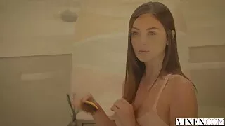 পরিপক্ক প্রতিবেশী চেরি ডেভিল বাথরুমে একজন লোকের সাথে যৌন মিলনের জন্য সেক্স ভিডিও সেক্স কম সম্মত হন